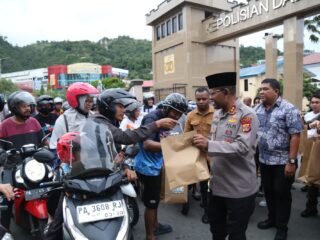 Tebar Berkah Ramadhan, Kapolda Papua dan Dir Reskrimum Turun Langsung Bagikan Takjil kepada Warga Jayapura