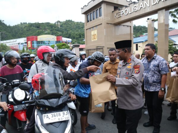 Tebar Berkah Ramadhan, Kapolda Papua dan Dir Reskrimum Turun Langsung Bagikan Takjil kepada Warga Jayapura