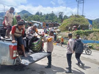 Sat Binmas Polres Tolikara Dampingi Aktivitas Mama-Mama Papua ke Pasar, Perkuat Kehadiran Polri di Tengah Masyarakat