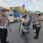 Satlantas Polres Biak Numfor Tebar Kepedulian Ramadhan, Bagikan Takjil dan Edukasi Tertib Lalu Lintas