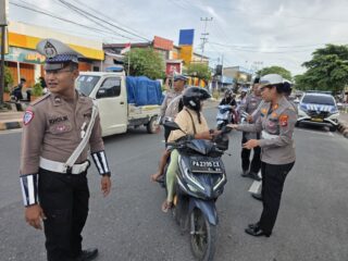 Satlantas Polres Biak Numfor Tebar Kepedulian Ramadhan, Bagikan Takjil dan Edukasi Tertib Lalu Lintas