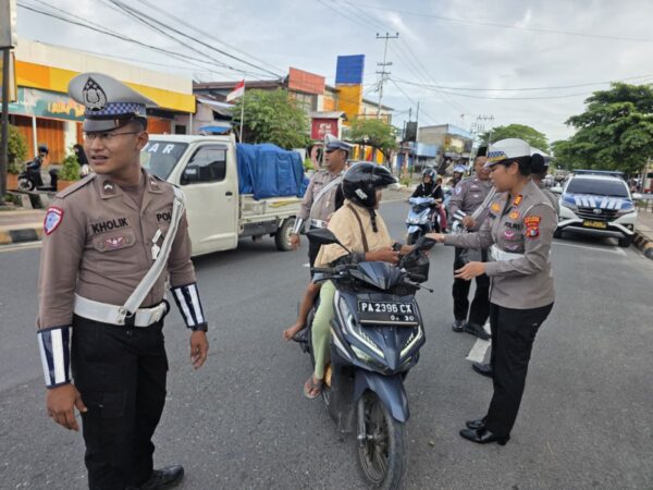 Satlantas Polres Biak Numfor Tebar Kepedulian Ramadhan, Bagikan Takjil dan Edukasi Tertib Lalu Lintas
