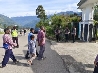 Polres Tolikara Perkuat Pengamanan Ibadah Minggu, Patroli Dialogis Pastikan Situasi Tetap Kondusif