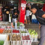 Satgas Saber Polres Mamberamo Tengah Cek Harga Bahan Pokok di Pasar Kobakma