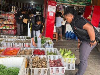 Satgas Saber Polres Mamberamo Tengah Cek Harga Bahan Pokok di Pasar Kobakma