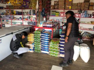 Papua – Satuan Tugas Daerah (Satgasda) Provinsi Papua melakukan pemantauan terhadap kios, outlet, dan toko pangan pengendali inflasi di Kabupaten Pegunungan Bintang. Hasil pemantauan menunjukkan terdapat empat kios pangan yang beroperasi di kawasan Jalan PKT, Distrik Oksibil, Kabupaten Pegunungan Bintang.  Berdasarkan laporan yang dihimpun, sejumlah komoditas pangan yang dijual di kios tersebut mengalami kenaikan harga. Kenaikan tersebut dipengaruhi oleh tingginya biaya distribusi barang yang sebagian besar masih mengandalkan transportasi udara untuk menjangkau wilayah Pegunungan Bintang.  Beberapa komoditas yang dijual antara lain beras premium seharga Rp40.000 per kilogram. Sementara itu, minyak goreng merek Minyakita dijual dengan harga Rp45.000 per liter. Untuk komoditas gula, pedagang menjual gula kiloan dengan harga Rp40.000 per kilogram.  Pada komoditas daging, ayam potong dijual dengan harga Rp60.000 per kilogram, sedangkan daging sapi segar mencapai Rp160.000 per kilogram. Harga telur ayam lokal juga tercatat cukup tinggi, yakni Rp115.000 per rak.  Selain itu, harga bawang merah dipatok Rp110.000 per kilogram dan bawang putih Rp100.000 per kilogram. Sementara untuk komoditas cabai, cabai rawit dijual Rp100.000 per kilogram dan cabai keriting Rp130.000 per kilogram.  Penanggung jawab kios pangan tersebut adalah Variati Darwis yang tercatat memiliki Nomor Induk Berusaha (NIB) 198302202009091001 dan dapat dihubungi melalui nomor telepon 0823-9907-1804.  Satgasda Provinsi Papua menyatakan bahwa pemantauan terhadap kios pangan pengendali inflasi ini dilakukan untuk memastikan ketersediaan pasokan serta memantau perkembangan harga bahan pokok di wilayah Pegunungan Bintang. Pemerintah daerah bersama pihak terkait juga terus berupaya menjaga stabilitas harga, meskipun distribusi logistik di wilayah pegunungan masih sangat bergantung pada transportasi udara.(rd