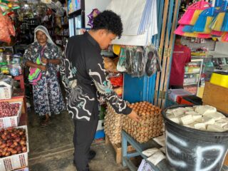 Polres Mamberamo Tengah Cek Harga Bahan Pokok di Pasar Kobakma