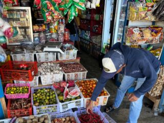 Polres Mamberamo Tengah Cek Harga Sembako di Pasar Sentral Kobakma