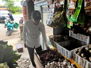 Satreskrim Polres Nduga Cek Harga Bahan Pokok di Kenyam