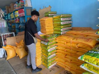 Satgas Saber Polres Supiori Cek Harga Pangan di Pasar dan Ritel Modern