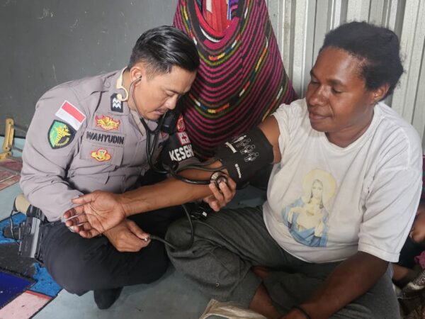 Personel Satgas Keladi Sagu Ops Rasaka Cartenz 2026 Berikan Pelayanan Kesehatan kepada Warga di Wamena