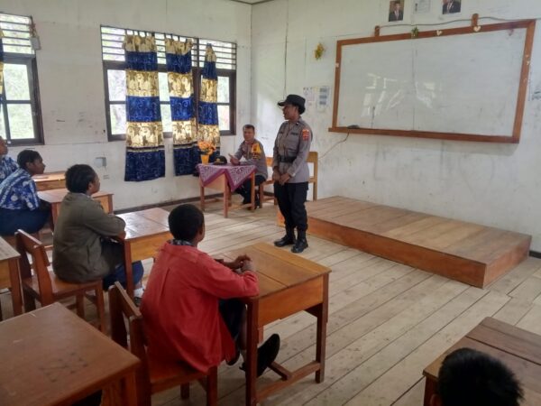 Satgas Si-Ipar Ops Rasaka Cartenz Berikan Pembinaan kepada Pelajar SMP Negeri 4 Yogobak