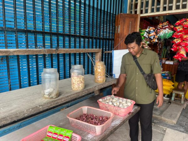 Satgas Saber Polres Mamberamo Tengah Cek Harga Bahan Pokok di Pasar Sentral Kobakma
