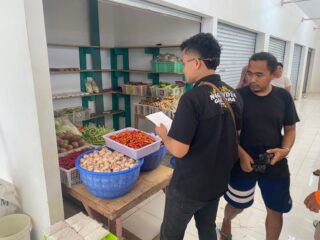 Satgas Saber Polres Supiori Cek Harga Pangan di Pasar Tradisional Korido Marsram