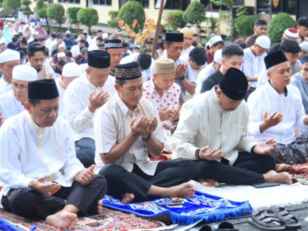 Polda Papua Gelar Sholat Idul Fitri 1447 H di Lapangan Mako, Wakapolda Papua Turut Hadir Berjamaah