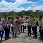 Wujud Kepedulian Polri, Bantuan Seng Diserahkan ke Gereja Katolik Kobakma
