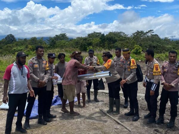Wujud Kepedulian Polri, Bantuan Seng Diserahkan ke Gereja Katolik Kobakma