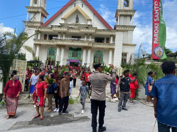 Sinergitas TNI–Polri Jaga Fakfak Tetap Kondusif, Ibadah Minggu Palem Berlangsung Aman dan Khidmat