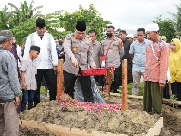Polda Papua Hadiri dan Ikuti Prosesi Pemakaman Ny. Suwarni Sutarman di Koya Barat