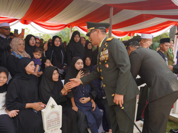 Tangis Haru Iringi Pemakaman Mayor Zulmi, Prajurit Berprestasi TNI