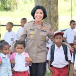 Dalam Rangka Hari Kartini, Polwan Polda Papua Barat Bagikan Tas Untuk Anak Sekolah