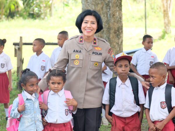 Dalam Rangka Hari Kartini, Polwan Polda Papua Barat Bagikan Tas Untuk Anak Sekolah