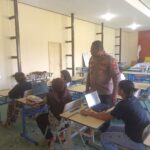 Satuan Binmas Polres Teluk Bintuni Gelar Kegiatan Belajar Mengajar Tik Bagi Siswa-siswi Pkbm Kasih Rumbai Koteka