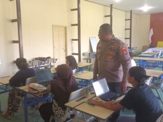Satuan Binmas Polres Teluk Bintuni Gelar Kegiatan Belajar Mengajar Tik Bagi Siswa-siswi Pkbm Kasih Rumbai Koteka