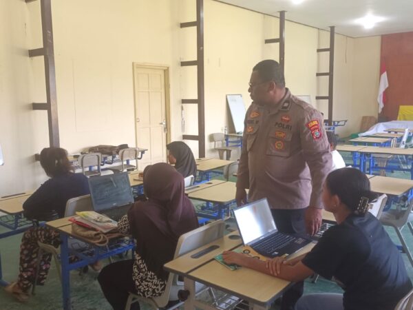 Satuan Binmas Polres Teluk Bintuni Gelar Kegiatan Belajar Mengajar Tik Bagi Siswa-siswi Pkbm Kasih Rumbai Koteka