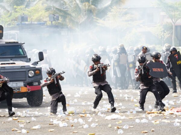 Simulasi Latihan Sispamkota  Antisipasi Penanganan Unjuk Rasa  di Wilayah Hukum Polda Papua Barat
