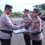 Kapolda Papua Barat Beri Penghargaan Kapolri Kepada Personil dan Satker Berprestasi