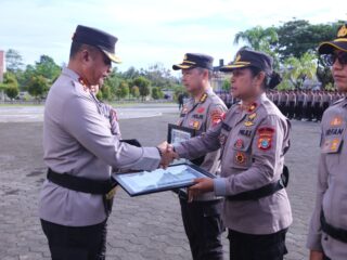 Kapolda Papua Barat Beri Penghargaan Kapolri Kepada Personil dan Satker Berprestasi