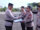 Kapolda Papua Barat Beri Penghargaan Kapolri Kepada Personil dan Satker Berprestasi