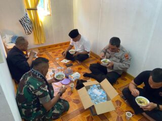 Kapolres Mamberamo Tengah bersama Danki satgas 521 Jalin Silaturahmi Iduladha 1447 H dengan Warga Kobakma