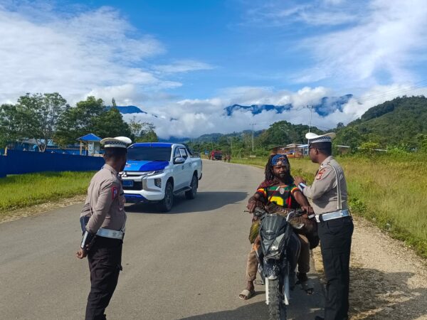 Satlantas Polres Mamberamo Tengah Laksanakan Strong Point pagi untuk wujudkan Kamseltibcar Lantas