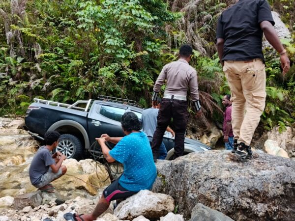 Triton 4x4 Terseret Arus Kali II, Polisi Lakukan Evakuasi di Jalur Trans Wamena – Kobakma