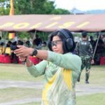 Perkuat Sinergitas TNI-Polri, Polwan Polda Papua Barat dan Kowad Kodam XVIII/Kasuari Gelar Ekshibisi Menembak Persahabatan
