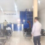 Personel Polres Mamberamo Tengah Laksanakan Pengamanan Rutin di Bank Papua, Wujudkan Rasa Aman Bagi Masyarakat