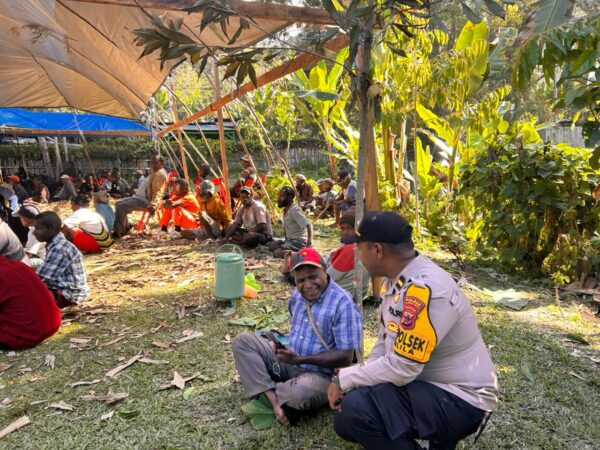 Kapolsek Kelila Bersama Personel Hadiri Ibadah Duka Warga di Distrik Kelila