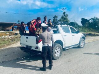 Satlantas Polres Mamberamo Tengah Gelar Strong Point Pagi, Berikan Teguran Humanis kepada Pengendara