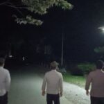Patroli Jalan Kaki Malam Hari, Polsek Kelila Tingkatkan Keamanan dan Ketertiban Masyarakat
