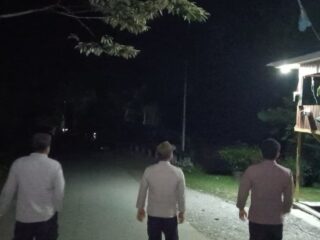 Patroli Jalan Kaki Malam Hari, Polsek Kelila Tingkatkan Keamanan dan Ketertiban Masyarakat