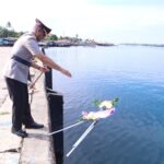 Polda Papua Barat Gelar Ziarah Rombongan dan Upacara Tabur Bunga di Laut dalam Rangka Menyambut Hari Bhayangkara ke-80