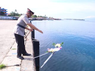 Polda Papua Barat Gelar Ziarah Rombongan dan Upacara Tabur Bunga di Laut dalam Rangka Menyambut Hari Bhayangkara ke-80