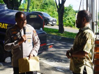 Polda Papua Barat Berikan Bantuan Air Bersih dalam Rangka Hari Bhayangkara ke-80