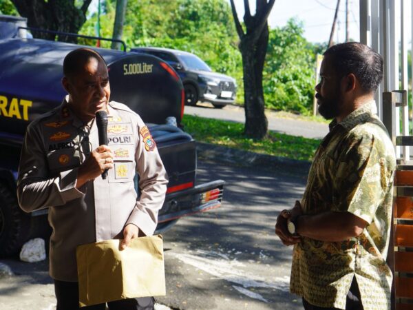Polda Papua Barat Berikan Bantuan Air Bersih dalam Rangka Hari Bhayangkara ke-80