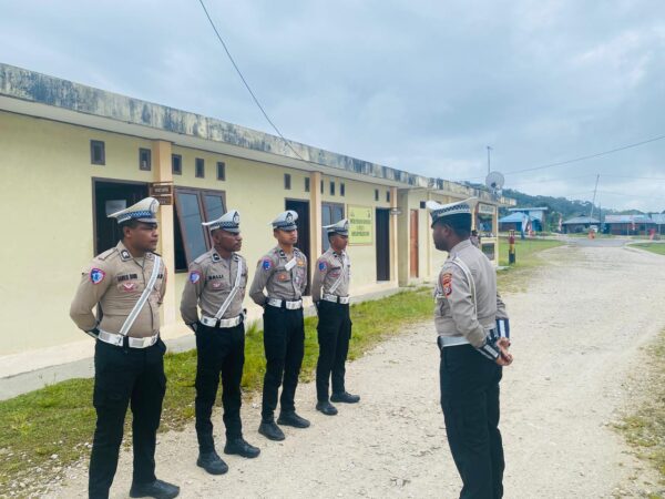 Satlantas Polres Mamberamo Tengah Laksanakan Strong Point Pagi, Wujudkan Kamseltibcar Lantas yang Aman dan Kondusif