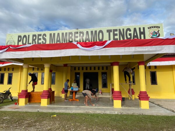 Menyongsong HUT Bhayangkara ke-80, Polres Mamberamo Tengah Perindah Lingkungan Kerja dan Tingkatkan Kenyamanan Ruang Pelayanan
