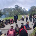 Kapolsek Kelila Bersama Personel Gabungan TNI–Polri Berhasil Mediasi Aksi Pemalangan Jalan di Desa Tigapura