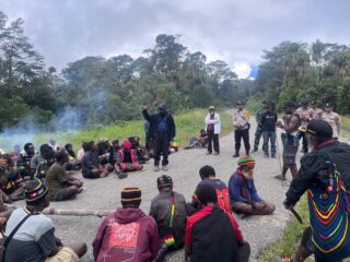 Kapolsek Kelila Bersama Personel Gabungan TNI–Polri Berhasil Mediasi Aksi Pemalangan Jalan di Desa Tigapura